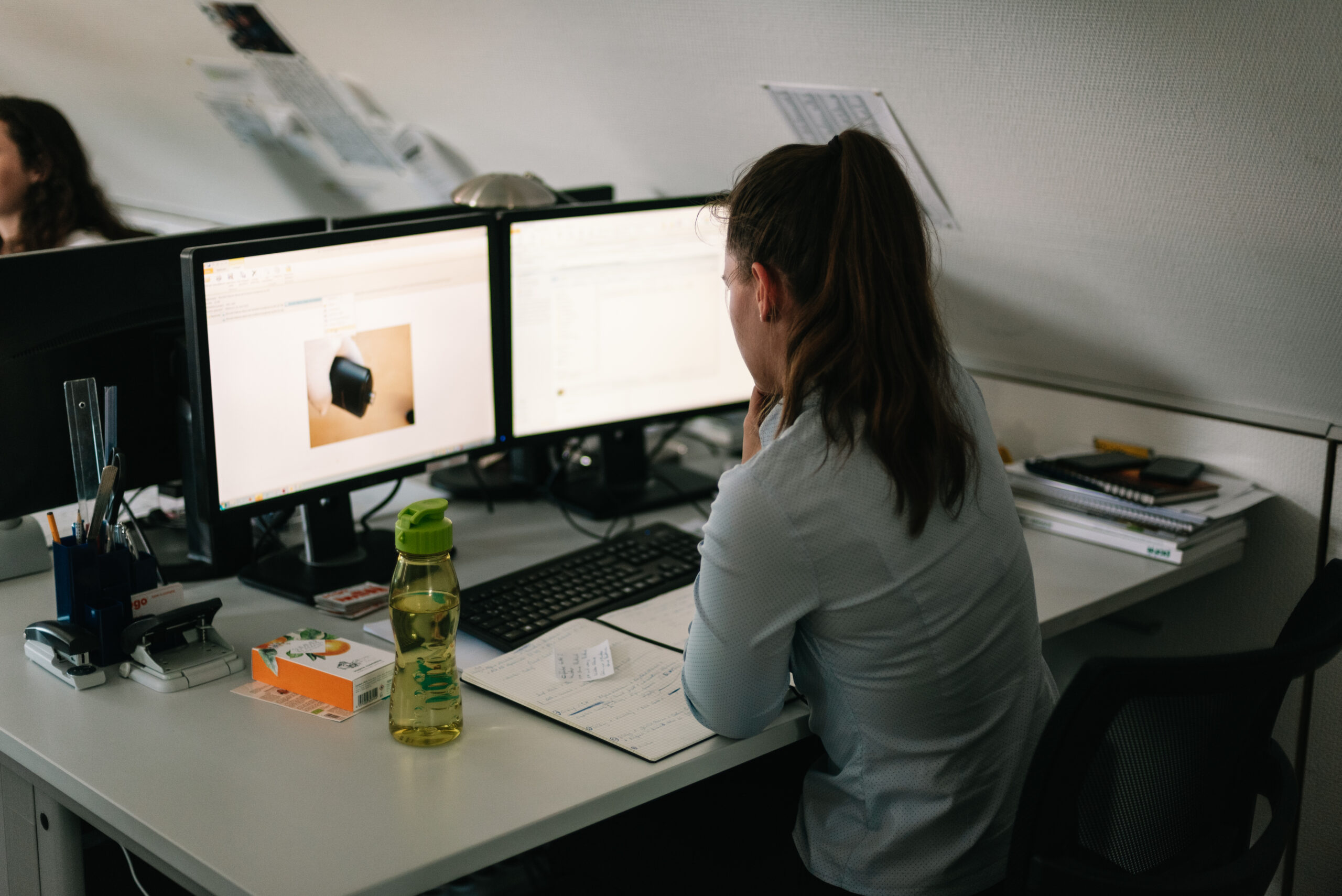 Eine Mitarbeiterin in einer realen Arbeitssituation