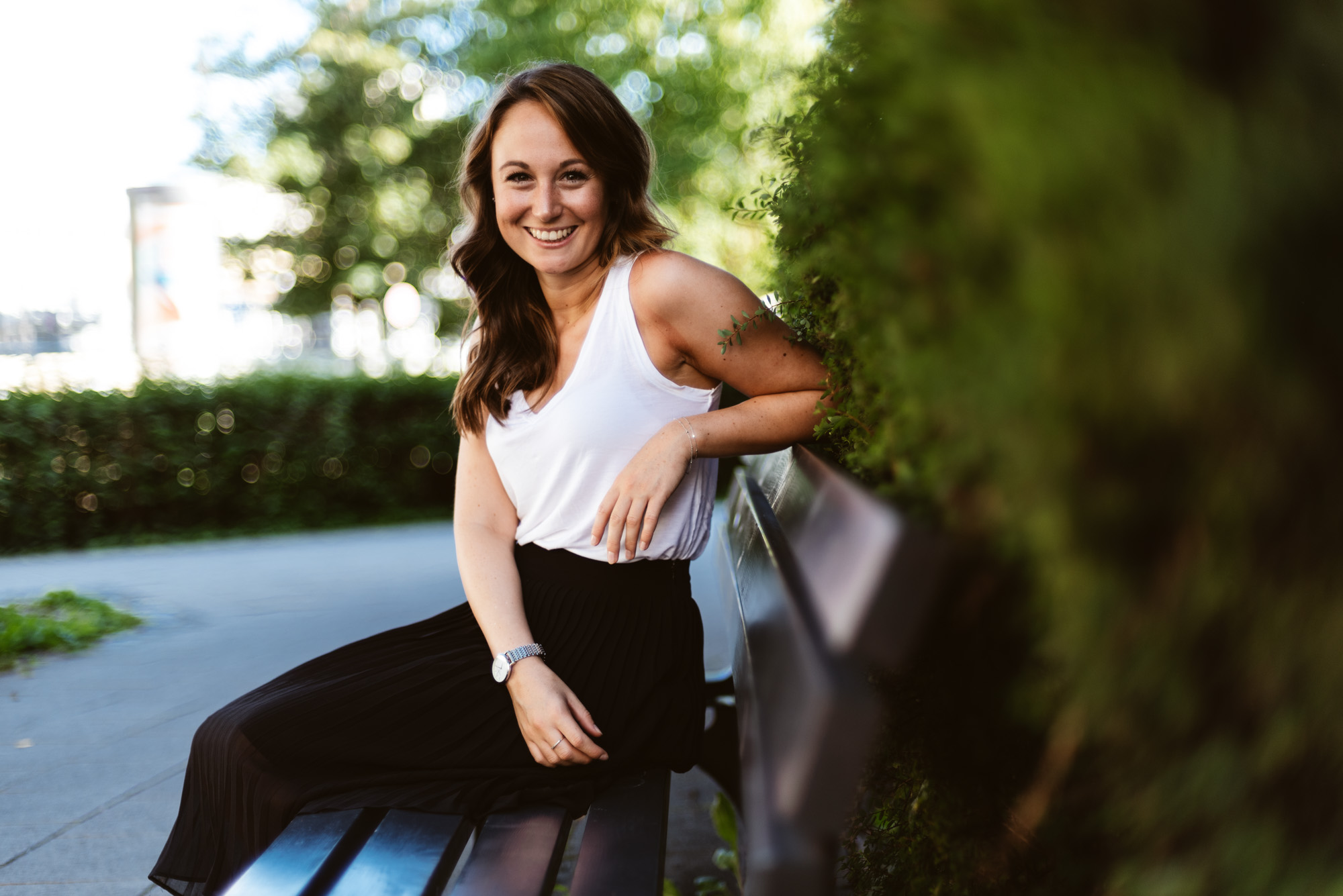 Ein Outdoor Portrait einer Mitarbeiterin der FUNKE Mediengruppe